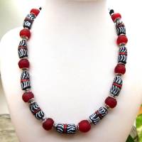 afrikanische Halskette - 47 cm-  rot, schwarz, weiß - handgemachte Krobo-Recyclingglas-Perlen - Pulverglas Bild 4