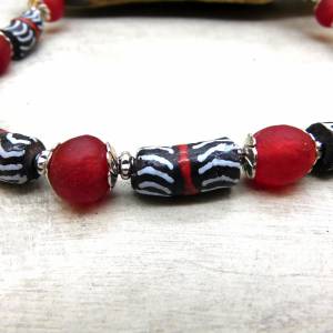 afrikanische Halskette - 47 cm-  rot, schwarz, weiß - handgemachte Krobo-Recyclingglas-Perlen - Pulverglas Bild 5