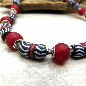 afrikanische Halskette - 47 cm-  rot, schwarz, weiß - handgemachte Krobo-Recyclingglas-Perlen - Pulverglas Bild 6