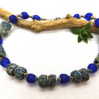 Halskette mit Krobo Recyclingglas Perlen - blau - handgemachte Glasperlen - Statement - afrikanische Halskette 47-49,5cm Bild 3