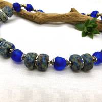 Halskette mit Krobo Recyclingglas Perlen - blau - handgemachte Glasperlen - Statement - afrikanische Halskette 47-49,5cm Bild 4