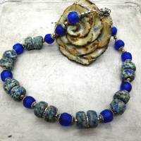 Halskette mit Krobo Recyclingglas Perlen - blau - handgemachte Glasperlen - Statement - afrikanische Halskette 47-49,5cm Bild 5