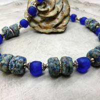 Halskette mit Krobo Recyclingglas Perlen - blau - handgemachte Glasperlen - Statement - afrikanische Halskette 47-49,5cm Bild 6