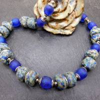 Halskette mit Krobo Recyclingglas Perlen - blau - handgemachte Glasperlen - Statement - afrikanische Halskette 47-49,5cm Bild 9