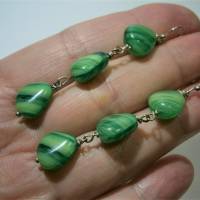 Lange Ohrringe mit Glas in grün hellgrün Streifen an Schmuckmetall silberfarben Unikat boho Bild 3
