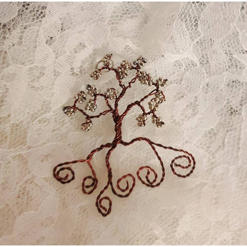 Anhänger "Lebensbaum" aus braunem Draht mit silbernen Perlen für Halsketten Bild 1
