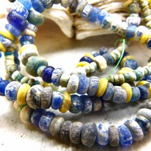 antike Djenne-Glasperlen aus Mali - 5mm - gemischte kleine Sahara Perlen - weiß blau gelb - 60cm - NilaPerlen