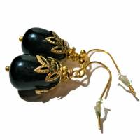 Ohrringe kleine schwarze Tropfen Onyx handgemacht an Schmuckmetall goldfarben Bild 1