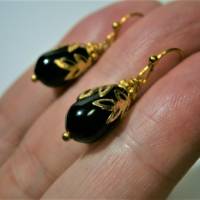 Ohrringe kleine schwarze Tropfen Onyx handgemacht an Schmuckmetall goldfarben Bild 4