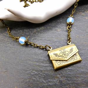 Bronze Halskette mit Kuvert für Liebesbrief, Opalith Perlen - bronze, opalweiß - Briefumschlag aufklappbar Bild 3