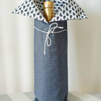 Flaschenverpackung „Kringel“ aus Stoff / mit Bindeband und Kontrastfutter / aus Baumwolle Bild 1