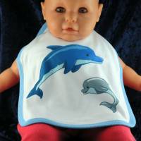 Dieses schöne Babylätzchen mit blauer Umrandung und Delphin Familie Bild 1