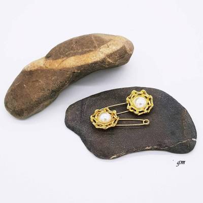 Vintage, Modeschmuck aus den 70ern, Schalnadel, Tuchnadel in gold mit Sicherheitsnadeln und einer großen Perle