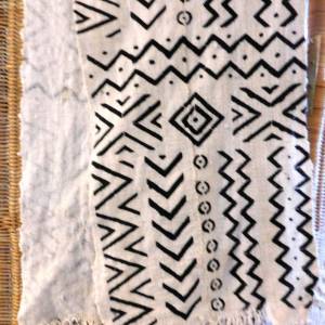 Bogolan Schlammtuch Schal - afrikanische Wanddeko, Tischläufer, Ethno Dekotuch - weiß,schwarz - ca.165x30 zzgl. Fransen Bild 2