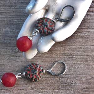 Ohrringe: rote Krobo Recyclingglasperle und böhmische Glasperle mit Travertin-Finish - Edelstahl - 5,2 cm Bild 3