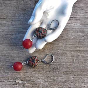 Ohrringe: rote Krobo Recyclingglasperle und böhmische Glasperle mit Travertin-Finish - Edelstahl - 5,2 cm Bild 7
