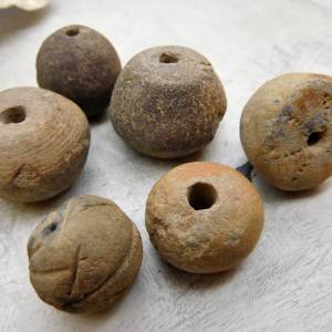 6 sehr alte Tonperlen Spinnwirtel teils mit Muster aus Mali - 200-300 Jahre alt - gesamt ca.  108 Gramm - Sammlerperlen Bild 1