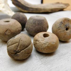 6 sehr alte Tonperlen Spinnwirtel teils mit Muster aus Mali - 200-300 Jahre alt - gesamt ca.  108 Gramm - Sammlerperlen Bild 3