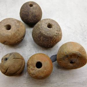 6 sehr alte Tonperlen Spinnwirtel teils mit Muster aus Mali - 200-300 Jahre alt - gesamt ca.  108 Gramm - Sammlerperlen Bild 4