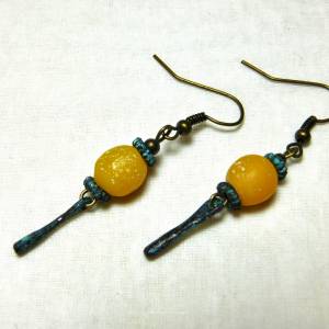 Ohrhänger mit gelber Java-Perle und Patina - bronze - 5,2 cm Bild 1