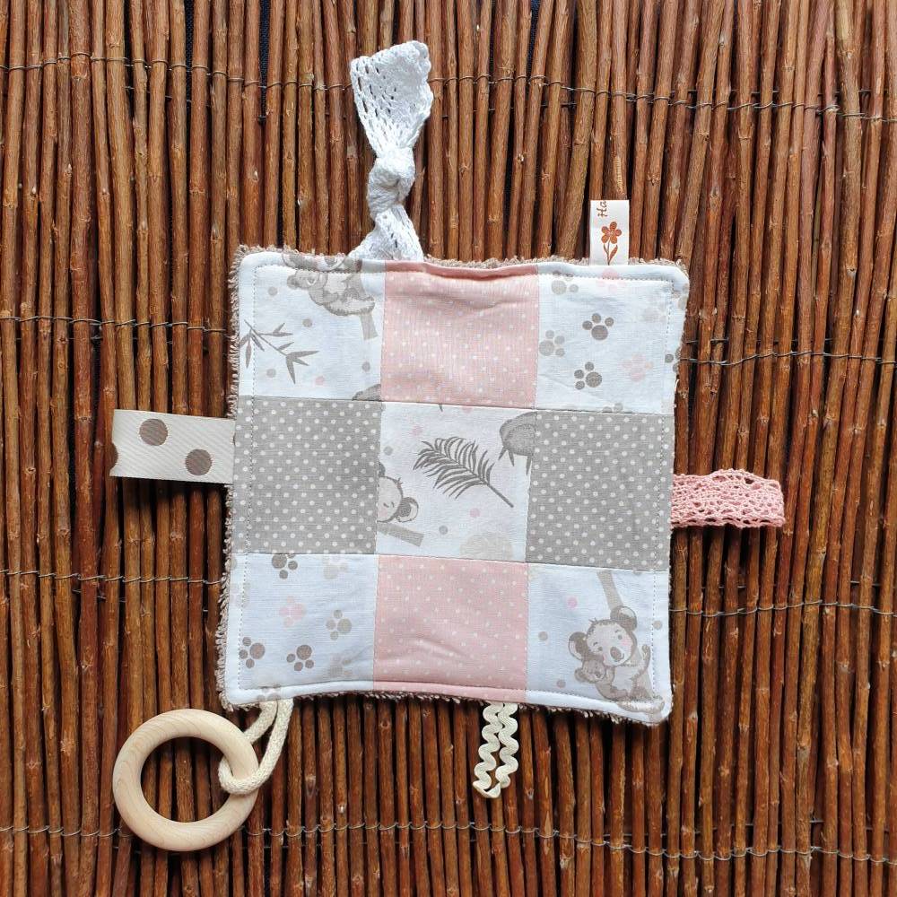 Baby Knistertuch mit Beißring Schmusetuch Patchwork beige/rosa/weiß ca. 18x18cm "Pfoten" Bild 1