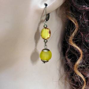 Ohrringe: gelbe Krobo Recyclingglasperle und böhmische Glasperle mit Travertin-Finish - bronze - 5 cm Bild 6