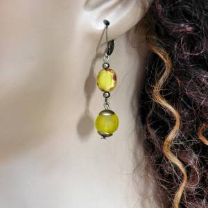Ohrringe: gelbe Krobo Recyclingglasperle und böhmische Glasperle mit Travertin-Finish - bronze - 5 cm Bild 7
