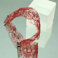 Armband im Spitzenmuster gehäkelt aus leuchtend Rot lackiertem Draht - bcd manufaktur Bild 4
