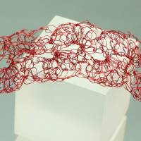 Armband im Spitzenmuster gehäkelt aus leuchtend Rot lackiertem Draht - bcd manufaktur Bild 5