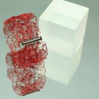 Armband im Spitzenmuster gehäkelt aus leuchtend Rot lackiertem Draht - bcd manufaktur Bild 7