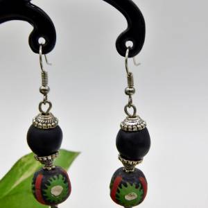 afrikanische Ohrringe - handgemachte Recyclingglasperlen- schwarz,rot,grün,creme,silber - 5cm Bild 2