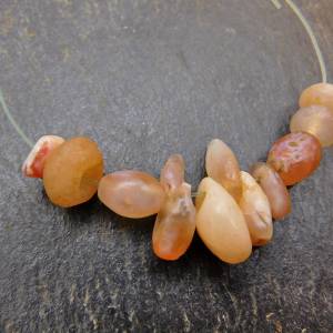 12 verschiedene antike Perlen und Stein-Anhänger aus der Sahara in Mali - Karneol, Achat - Rosatöne, Rosé Bild 1