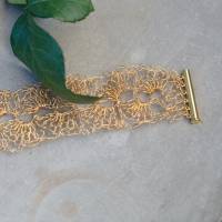 aus 24ct vergoldetem Draht gehäkeltes Armband im Muschelmuster - faszinierender Armschmuck Bild 2