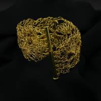 aus 24ct vergoldetem Draht gehäkeltes Armband im Muschelmuster - faszinierender Armschmuck Bild 4