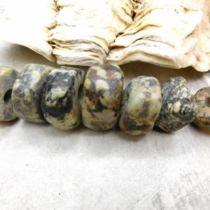 7 große Granit-Perlen - antiker Dogon Granit Stein aus Mali/Sahara - primitiv bearbeitet - schwarz grau grün - ca.76,5g Bild 1