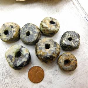 7 große Granit-Perlen - antiker Dogon Granit Stein aus Mali/Sahara - primitiv bearbeitet - schwarz grau grün - ca.76,5g Bild 2