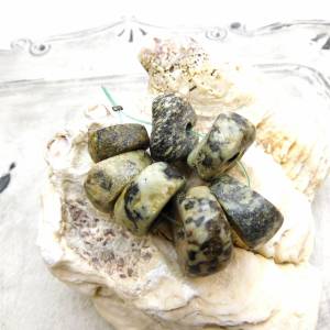 7 große Granit-Perlen - antiker Dogon Granit Stein aus Mali/Sahara - primitiv bearbeitet - schwarz grau grün - ca.76,5g Bild 4