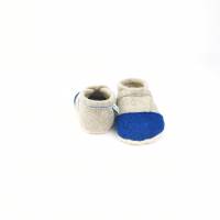 Hausschuhe für Kinder aus Wollfilz mit blauer Kappe und einer Sohle aus pflanzlich gegerbtem Leder Bild 4
