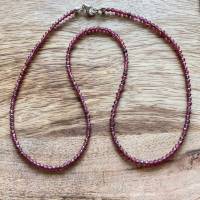 Zarte, funkelnde und handgefertigte Halskette aus Granat Bild 1