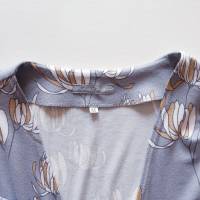 Wickelkleid „Blütenzweige“ * hellgrauer Jersey * mit V-Ausschnitt * Bindeband * langen Ärmeln Bild 4