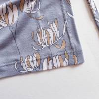 Wickelkleid „Blütenzweige“ * hellgrauer Jersey * mit V-Ausschnitt * Bindeband * langen Ärmeln Bild 6
