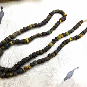 Besondere kleine Djenné-Perlen von Ausgrabungen in Mali 5-7mm - ca. 62cm Strang - Nila Glasperlen mit Verkrustungen Bild 3