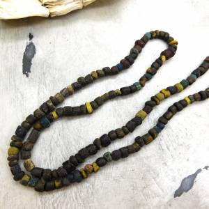 Besondere kleine Djenné-Perlen von Ausgrabungen in Mali 5-7mm - ca. 62cm Strang - Nila Glasperlen mit Verkrustungen Bild 4