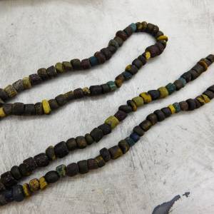 Besondere kleine Djenné-Perlen von Ausgrabungen in Mali 5-7mm - ca. 62cm Strang - Nila Glasperlen mit Verkrustungen Bild 5