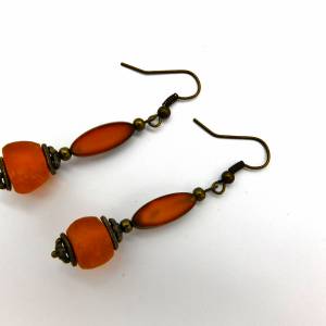 afrikanisch-tschechische Ohrringe: orange Krobo Recyclingglasperle und böhmische Glasperle mit Travertin-Finish - bronze Bild 1