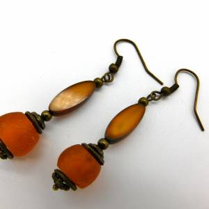 afrikanisch-tschechische Ohrringe: orange Krobo Recyclingglasperle und böhmische Glasperle mit Travertin-Finish - bronze Bild 2
