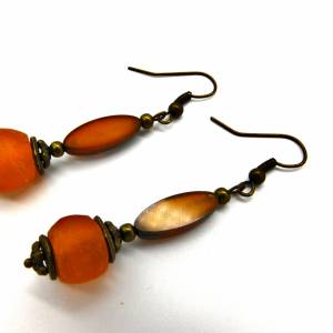 afrikanisch-tschechische Ohrringe: orange Krobo Recyclingglasperle und böhmische Glasperle mit Travertin-Finish - bronze Bild 3