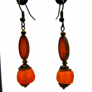afrikanisch-tschechische Ohrringe: orange Krobo Recyclingglasperle und böhmische Glasperle mit Travertin-Finish - bronze Bild 4