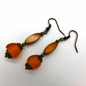 afrikanisch-tschechische Ohrringe: orange Krobo Recyclingglasperle und böhmische Glasperle mit Travertin-Finish - bronze Bild 6
