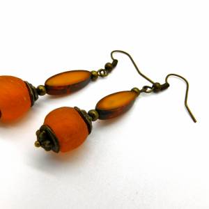 afrikanisch-tschechische Ohrringe: orange Krobo Recyclingglasperle und böhmische Glasperle mit Travertin-Finish - bronze Bild 7